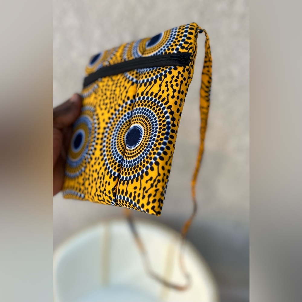 NW 💯 cotton padded Vlisco Fabric Crossbody Sz 7”x 6” - Picture 4 of 7